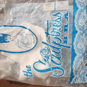 Vintage lace bra by Sculptress Brassiere with enlargement pieces 32cc